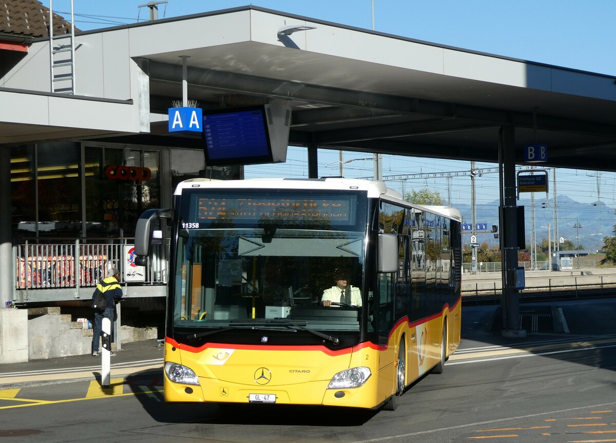 (229'803) - Niederer, Filzbach - Nr. 2/GL 47 - Mercedes am 23. Oktober 2021 beim Bahnhof Pfffikon