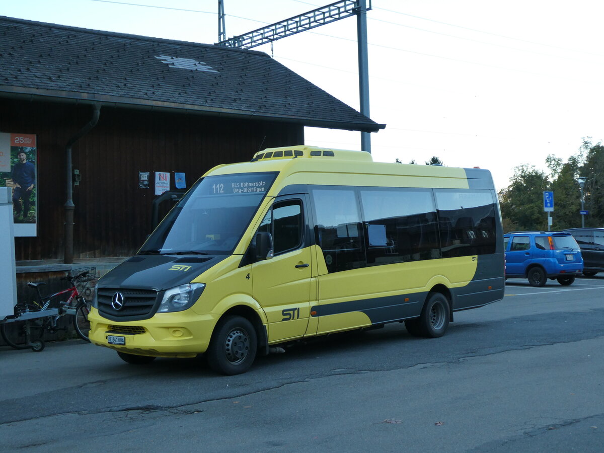 (229'884) - STI Thun - Nr. 4/BE 841'004 - Mercedes am 24. Oktober 2021 beim Bahnhof Wimmis