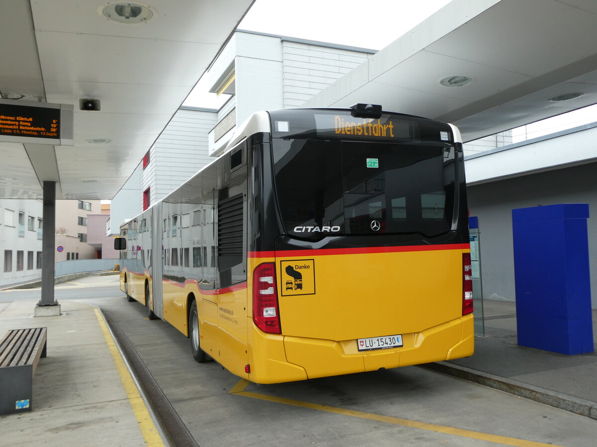 (229'938) - Bucheli, Kriens - Nr. 22/LU 15'430 - Mercedes am 30. Oktober 2021 beim Bahnhof Rotkreuz