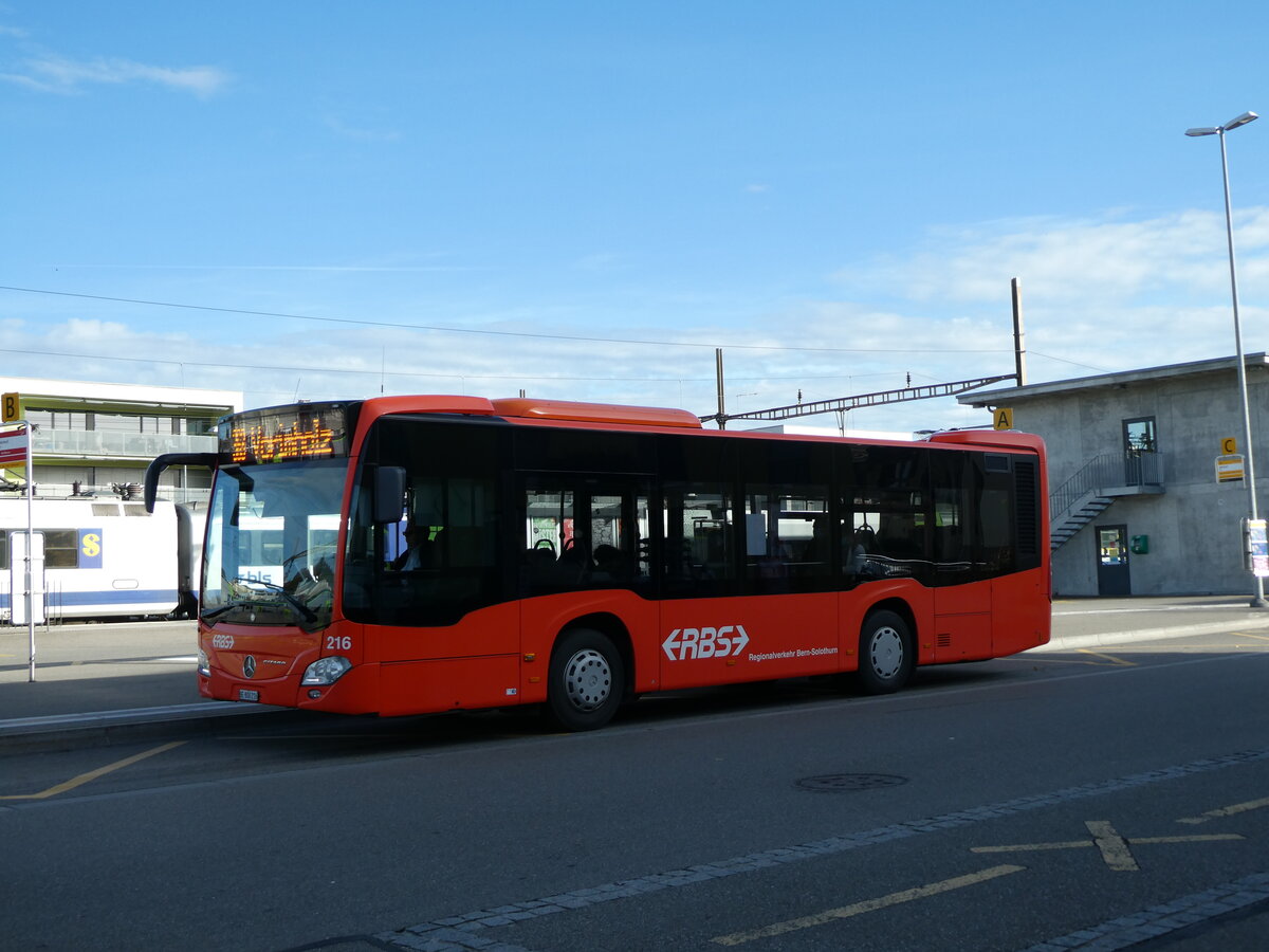 (229'979) - RBS Worblaufen - Nr. 216/BE 800'216 - Mercedes am 31. Oktober 2021 beim Bahnhof Lyss