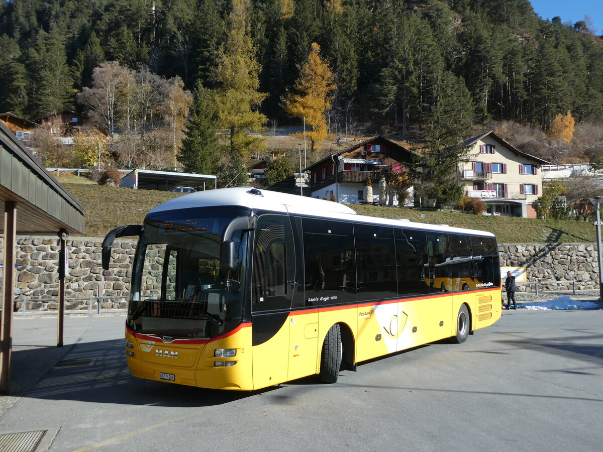 (230'004) - PostAuto Graubnden - GR 173'206 - MAN am 6. November 2021 beim Bahnhof Tiefencastel