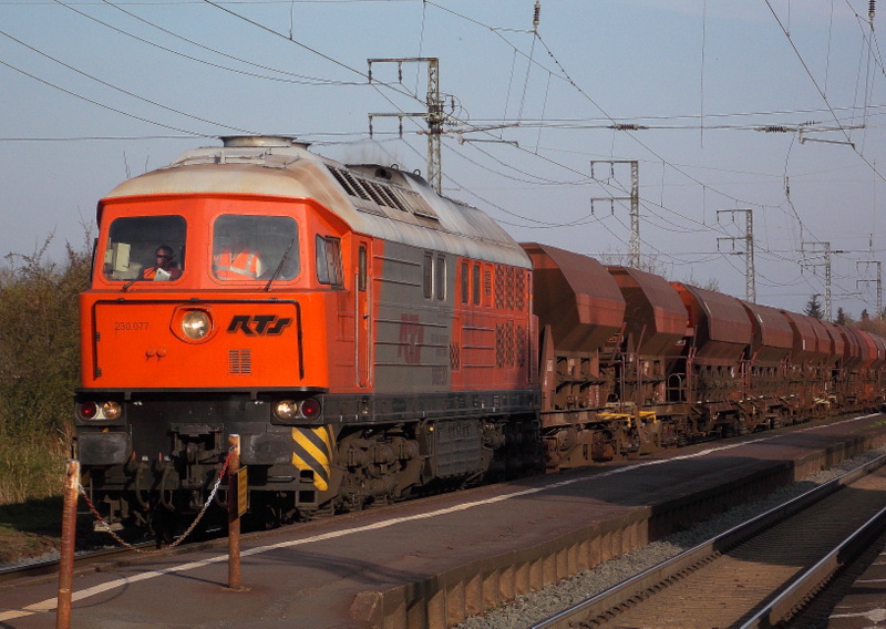 230.077 der RTS bei der Durchfahrt in Weiterstadt am 29.M�rz.2014