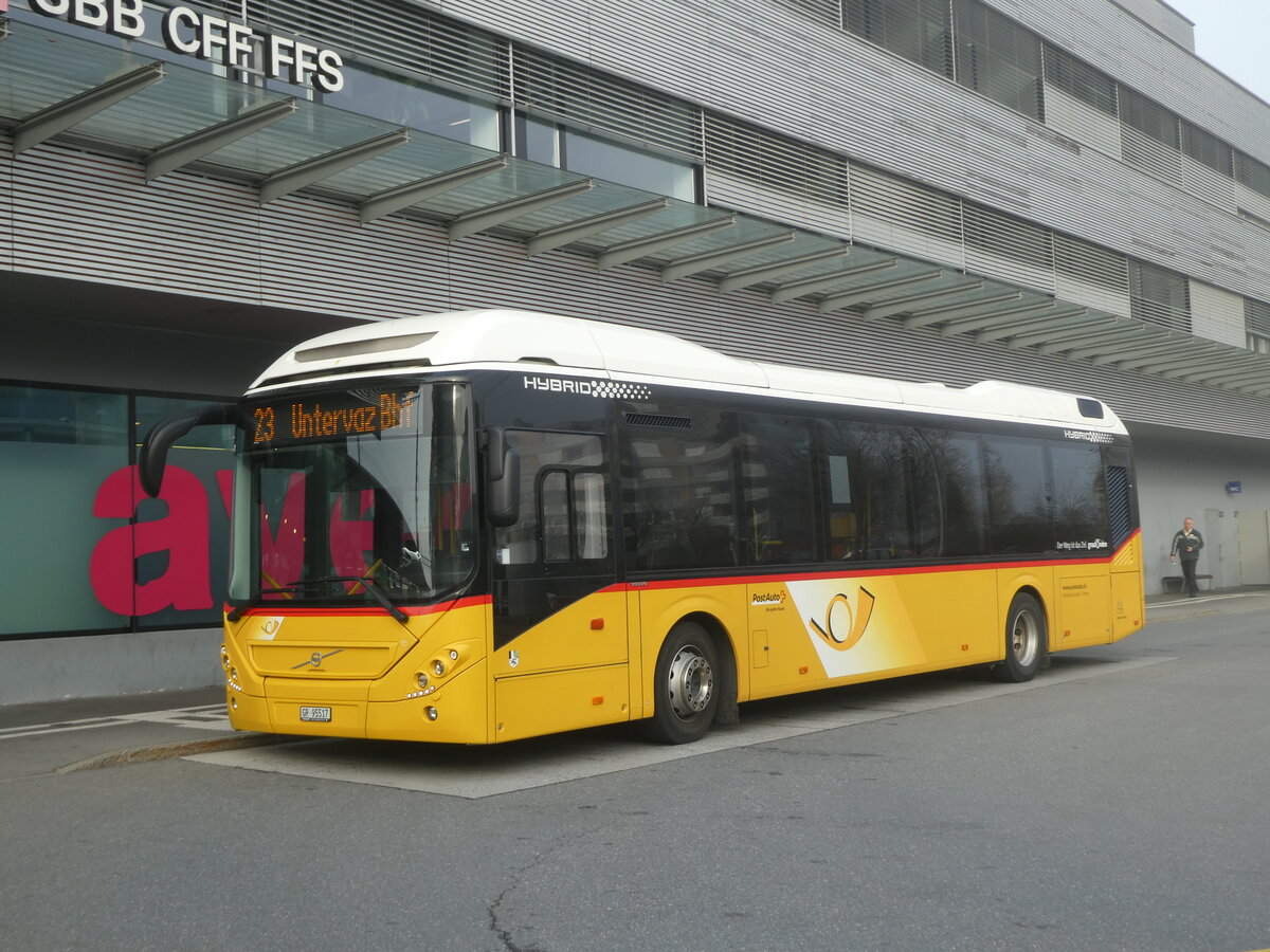 (230'510) - Dnser, Trimmis - GR 95'517 - Volvo am 12. November 2021 beim Bahnhof Landquart