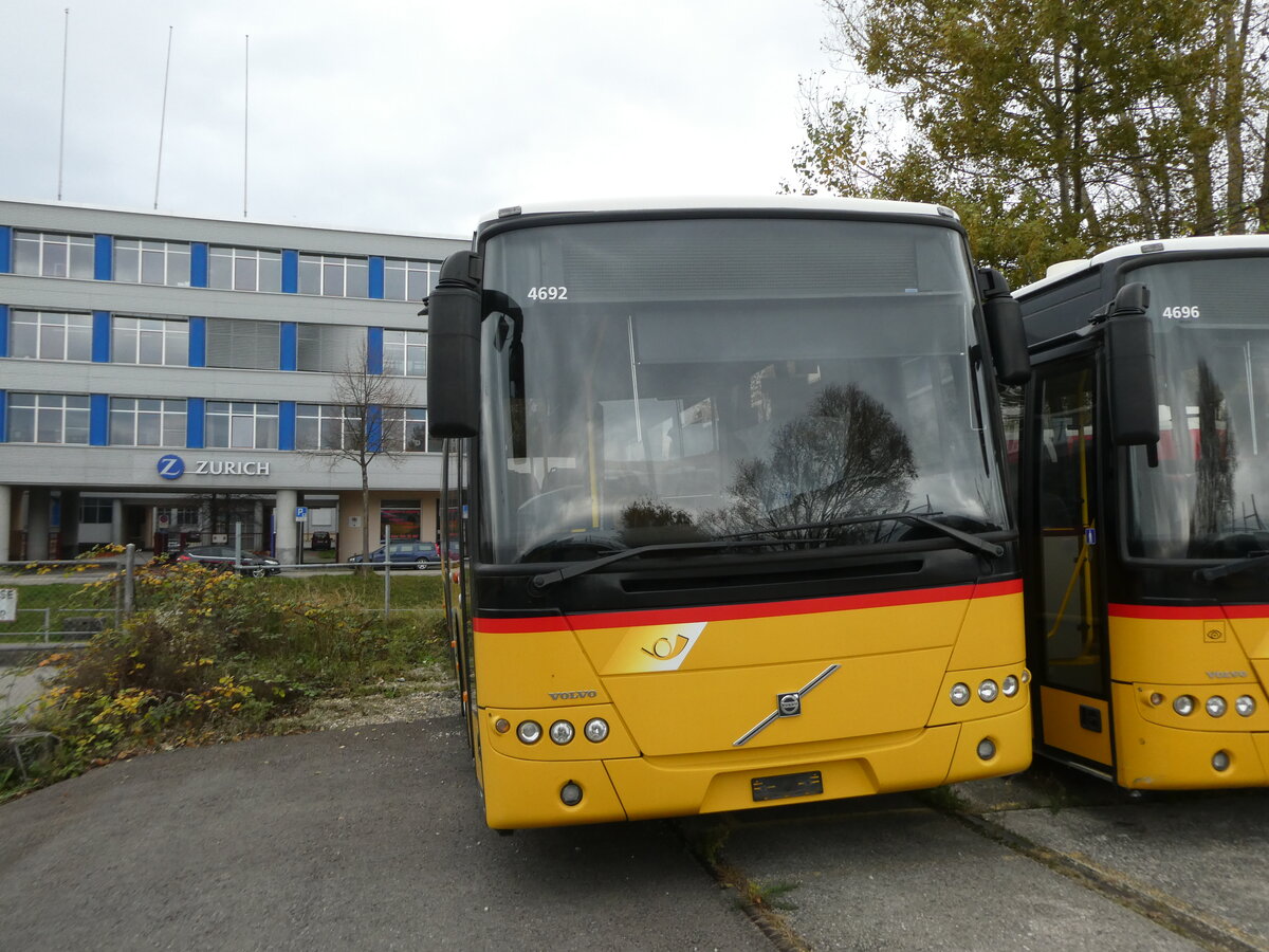 (230'642) - CarPostal Ouest - (VD 124'774) - Volvo am 13. November 2021 in Yverdon, Garage