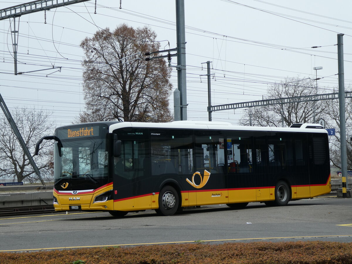 (230'848) - PostAuto Ostschweiz - SZ 58'002 - MAN am 21. November 2021 beim Bahnhof Pfffikon