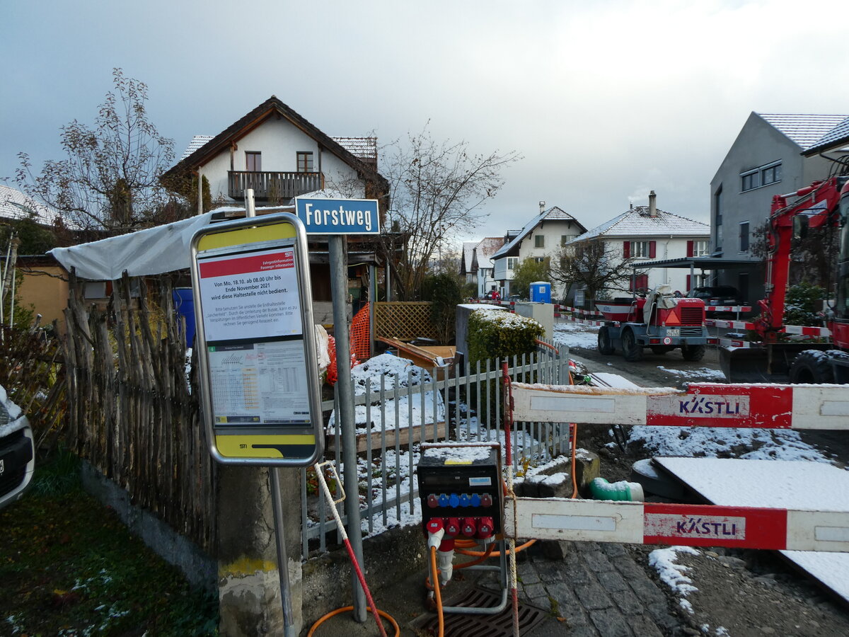 (230'925) - STI-Haltestelle am 27. November 2021 in Thun-Lerchenfeld, Forstweg (whrend dem Umbau)