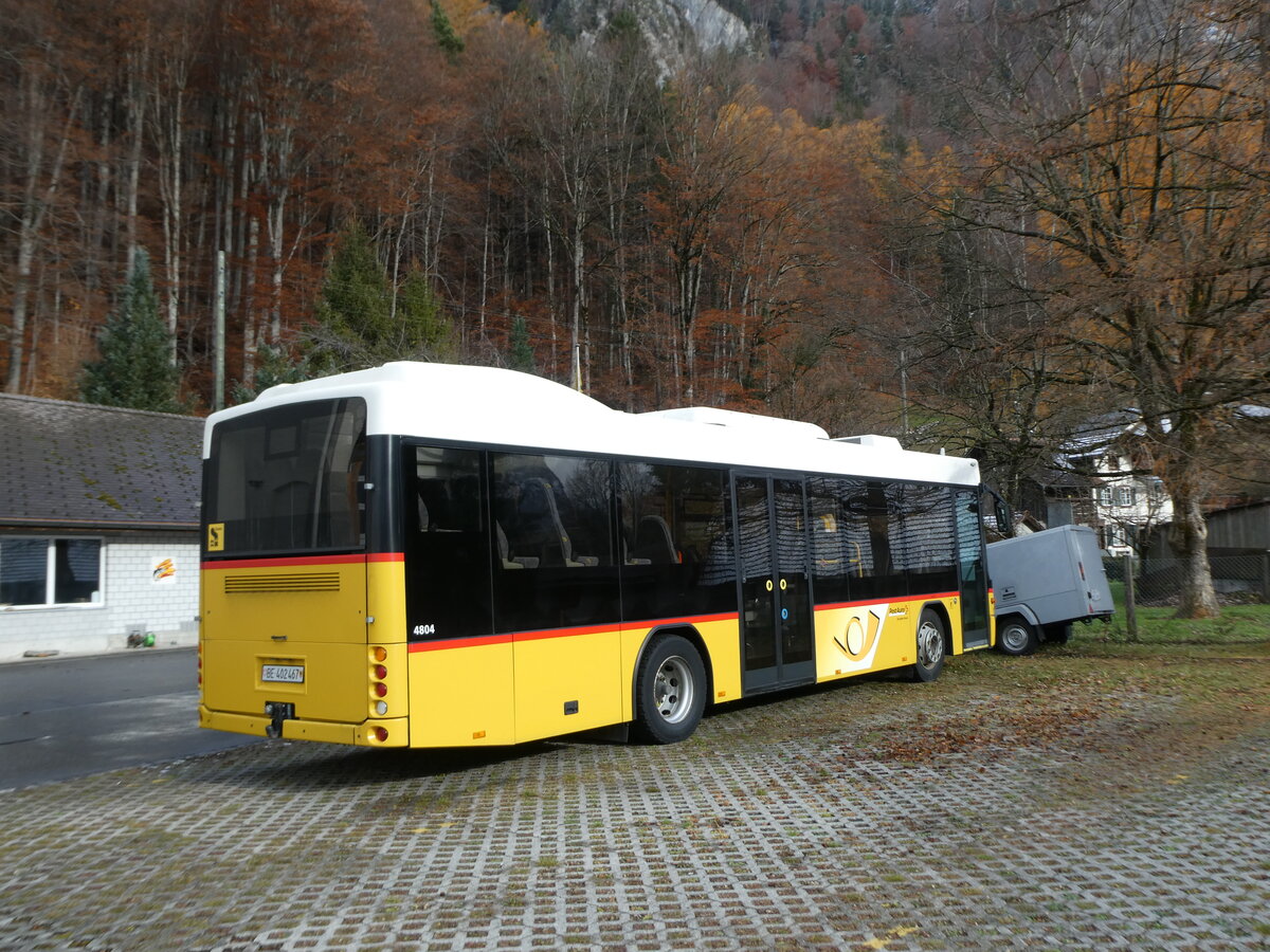 (230'941) - PostAuto Bern - BE 402'467 - Scania/Hess (ex AVG Meiringen Nr. 67; ex AVG Meiringen, Nr. 76; ex Steiner, Messen) am 27. November 2021 in Meiringen, Garage