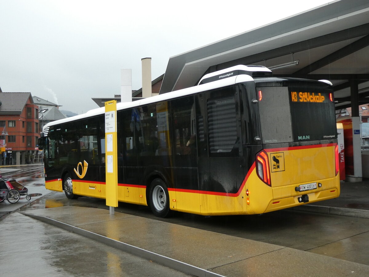 (230'952) - PostAuto Zentralschweiz - OW 40'016 - MAN am 27. November 2021 beim Bahnhof Sarnen