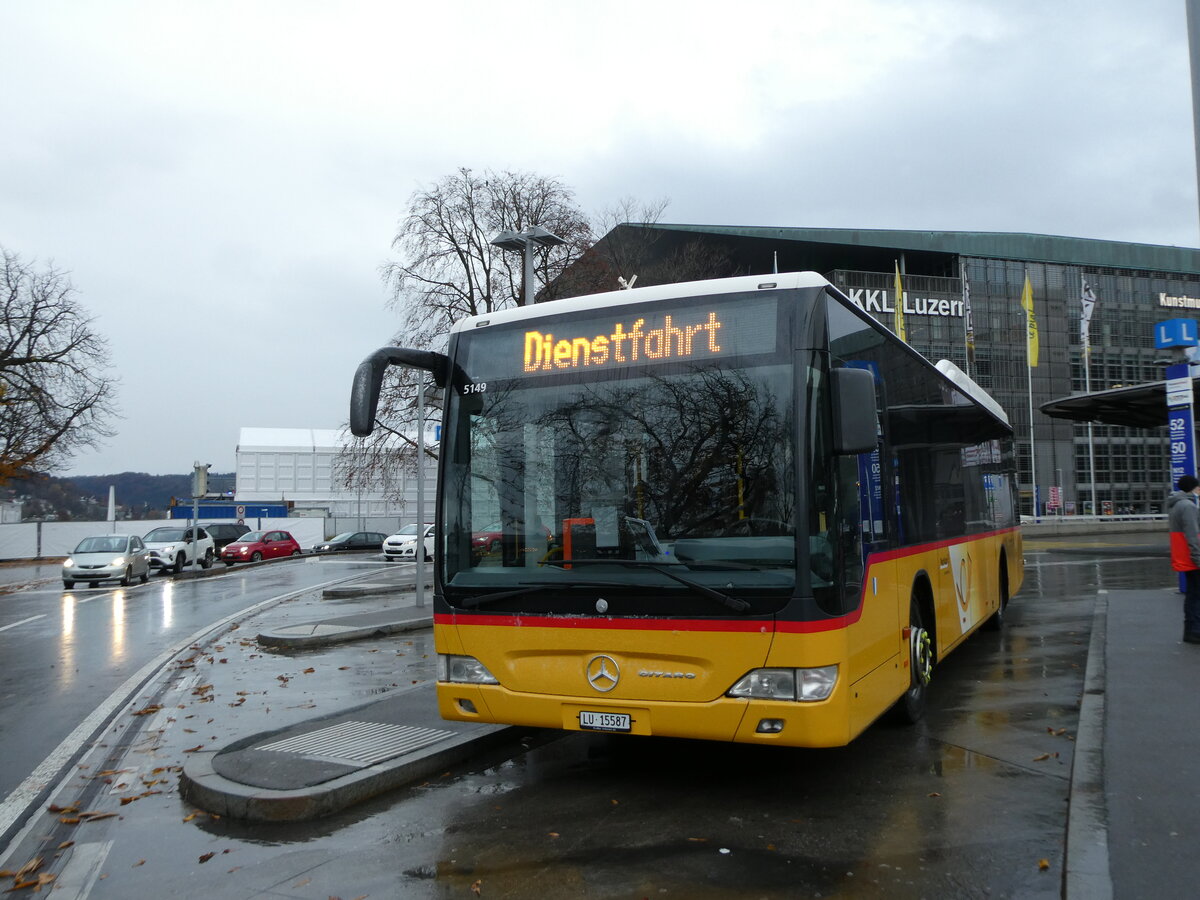 (230'967) - Bucheli, Kriens - Nr. 30/LU 15'587 - Mercedes am 27. November 2021 beim Bahnhof Luzern