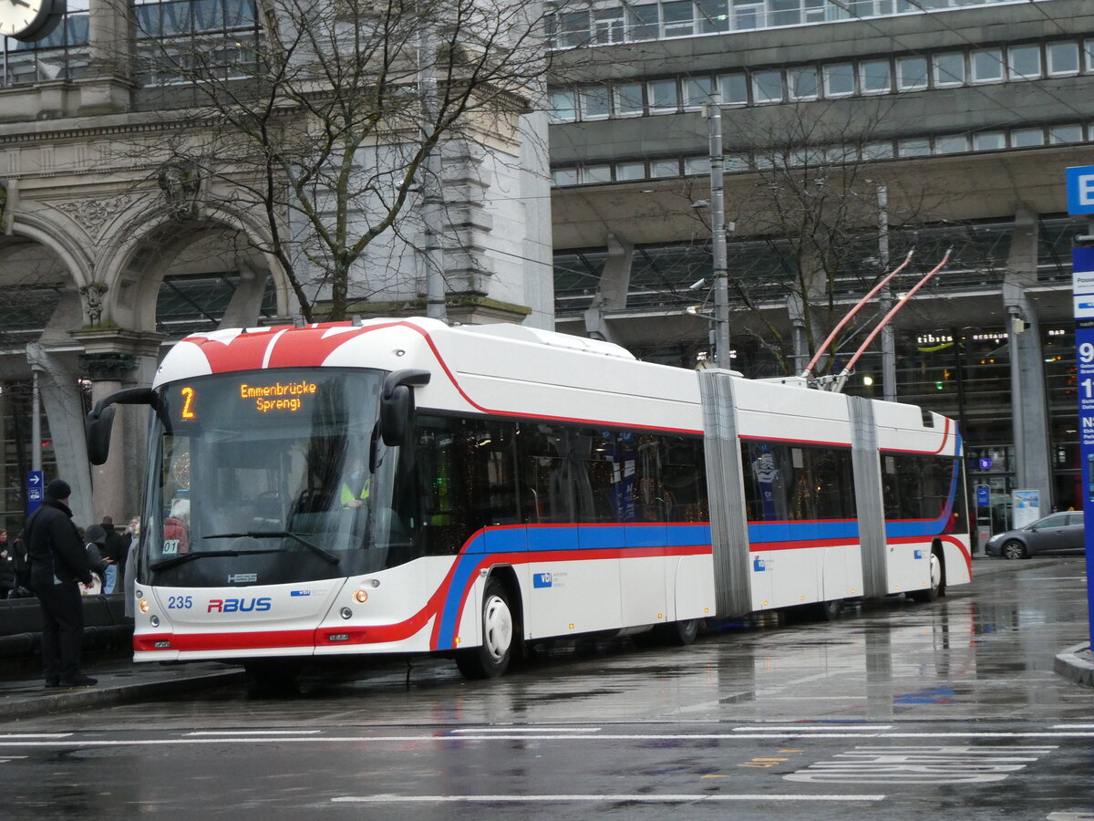 (230'969) - VBL Luzern - Nr. 235 - Hess/Hess Doppelgelenktrolleybus am 27. November 2021 beim Bahnhof Luzern