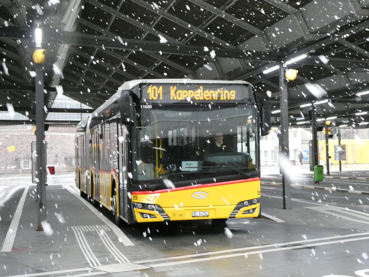 (231'043) - Steiner, Ortschwaben - Nr. 25/BE 84'784 - Solaris am 28. November 2021 in Bern, Postautostation