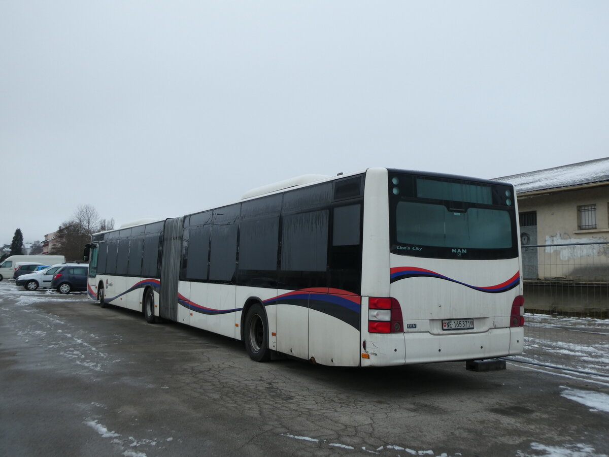 (231'135) - PostAuto Nordschweiz - NE 165'371 - MAN (ex AG 271'181) am 12. Dezember 2021 beim Bahnhof Moudon (Einsatz CarPostal)