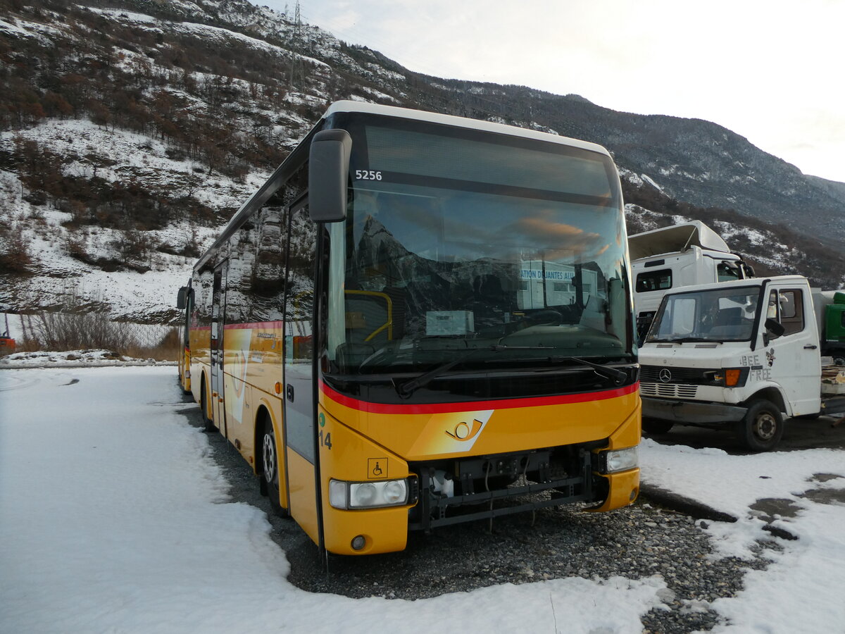 (231'191) - PostAuto Wallis - Nr. 14 - Irisbus (ex Theytaz, Sion) am 12. Dezember 2021 in Saxon, Garage Visa