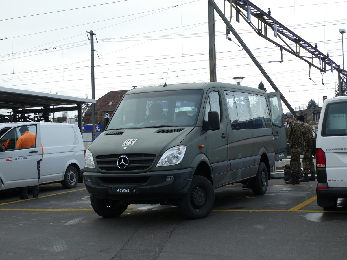 (231'235) - Schweizer Armee - M+49'043 - Mercedes am 13. Dezember 2021 beim Bahnhof Thun