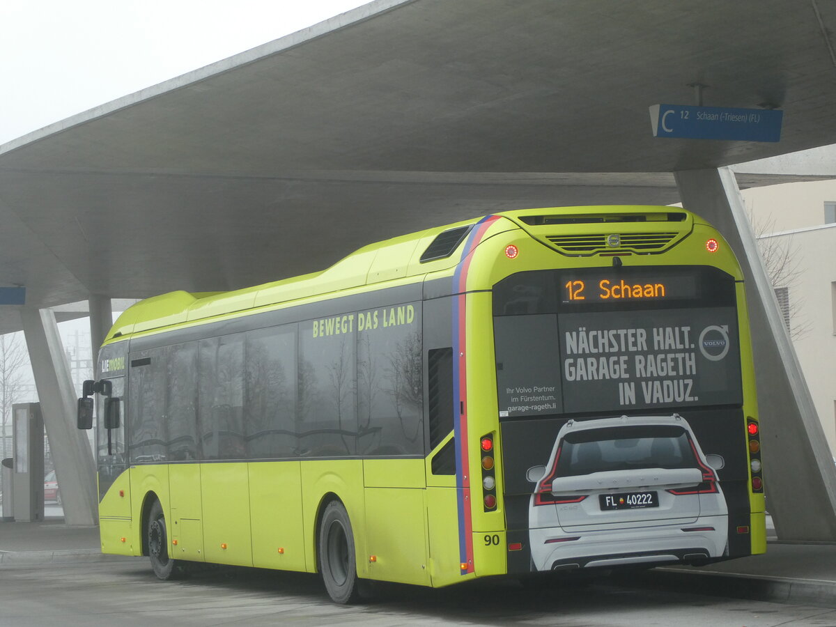 (231'303) - Aus Liechtenstein: BOS PS Anstalt, Vaduz - Nr. 555/FL 40'222 - Volvo (ex PLA Vaduz Nr. 90) am 15. Dezember 2021 beim Bahnhof Buchs