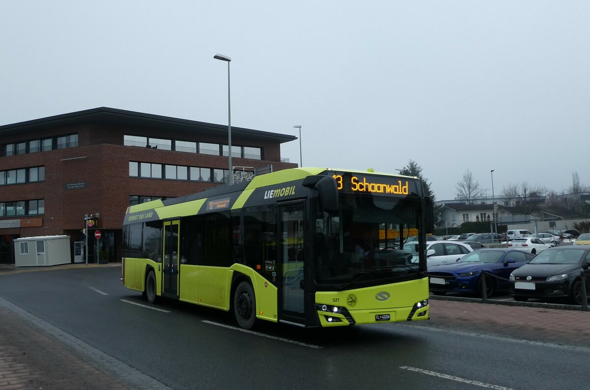 (231'307) - BOS PS Anstalt, Vaduz - Nr. 521/FL 40'206 - Solaris am 15. Dezember 2021 beim Bahnhof Schaan