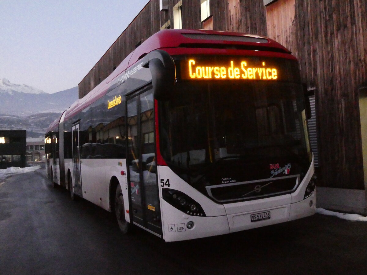 (231'505) - PostAuto Wallis - Nr. 54/VS 531'436 - Volvo am 18. Dezember 2021 in Sion, Garage