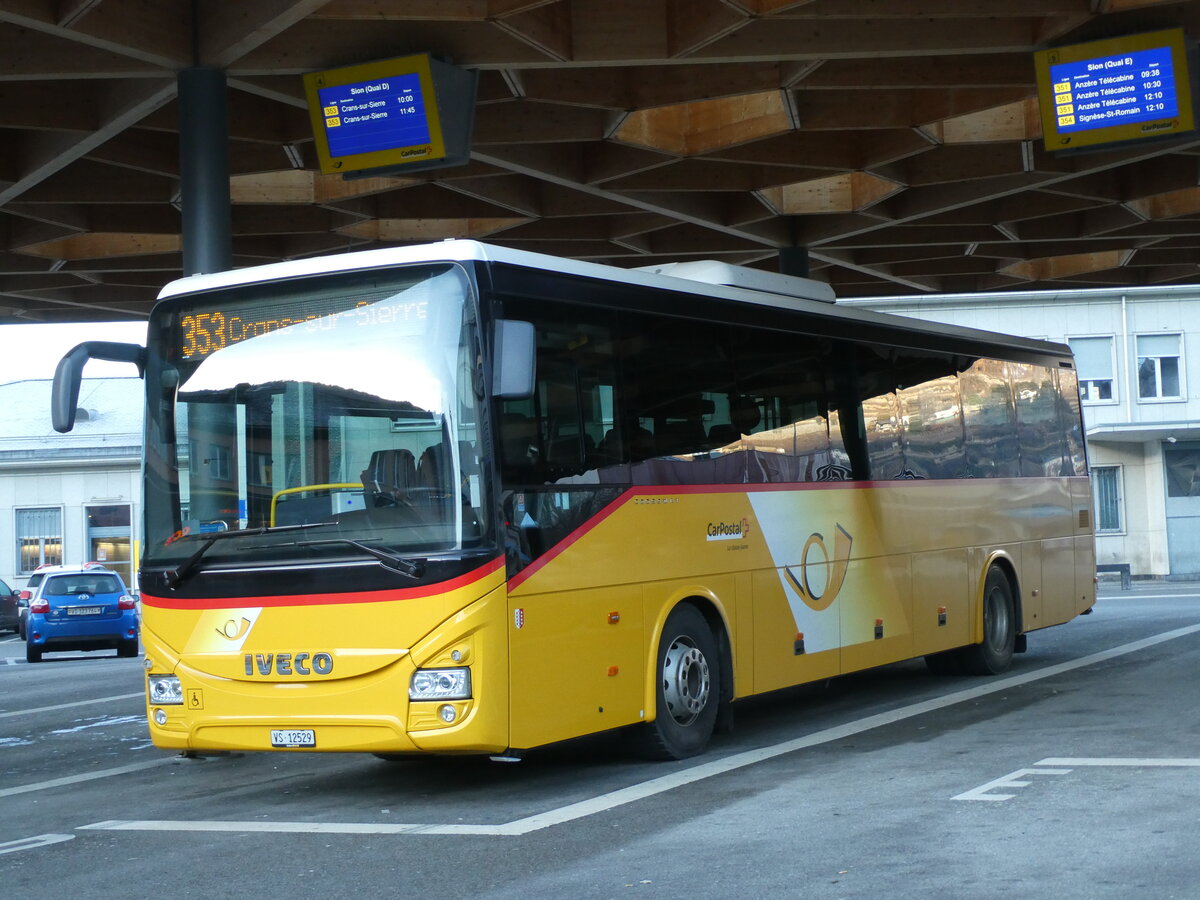 (231'610) - Mabillard, Lens - VS 12'529 - Iveco am 1. Januar 2022 beim Bahnhof Sion