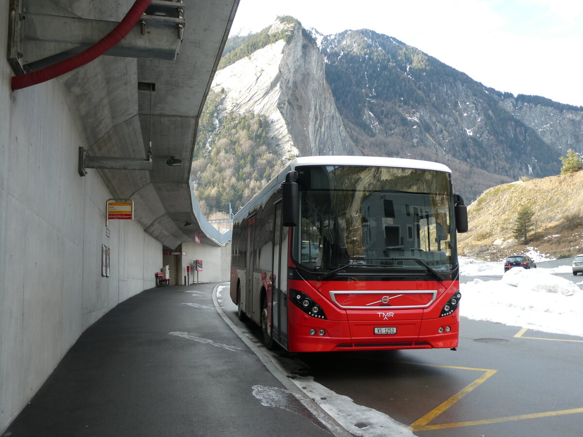 (231'711) - TMR Martigny - Nr. 164/VS 1253 - Volvo am 2. Januar 2022 beim Bahnhof Sembrancher