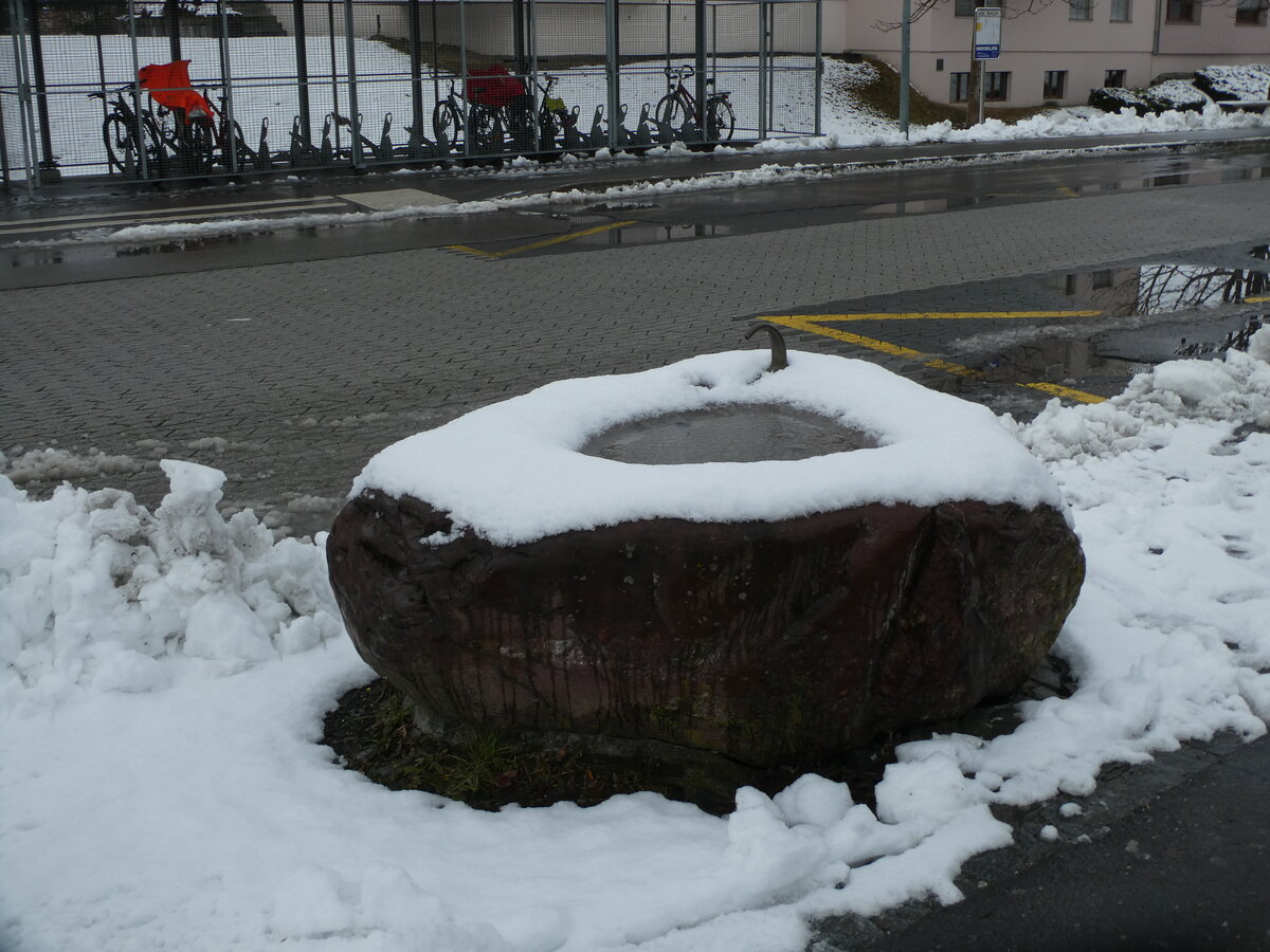 (231'973) - Brunnen am 10. Januar 2022 beim Bahnhof N�fels-Mollis