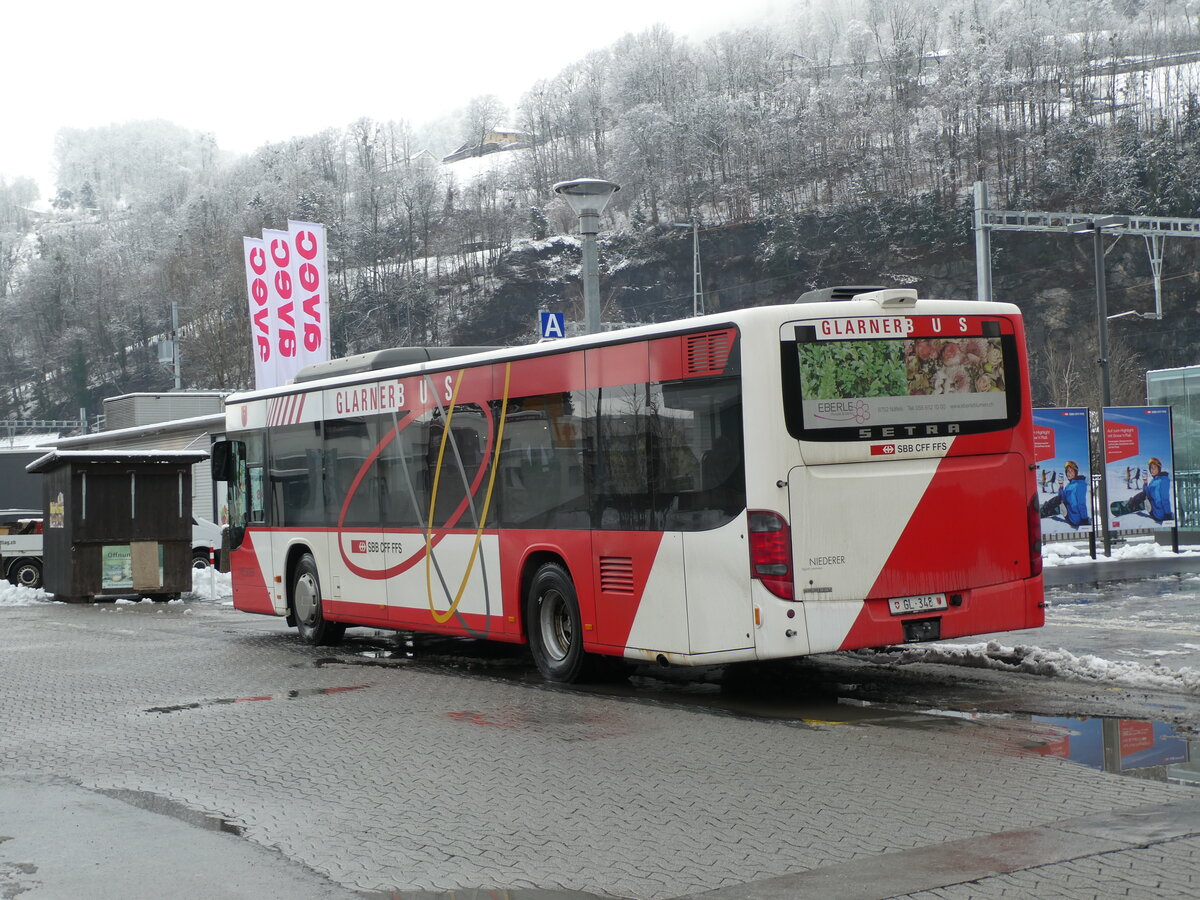 (231'974) - Niederer, Filzbach - Nr. 26/GL 348 - Setra am 10. Januar 2022 beim Bahnhof Nfels-Mollis