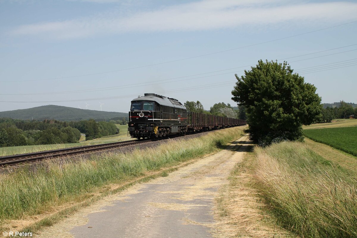 232 083 mit leerem Holzzug aus Cheb bei Brand bei Marktredwitz. 19.06.22