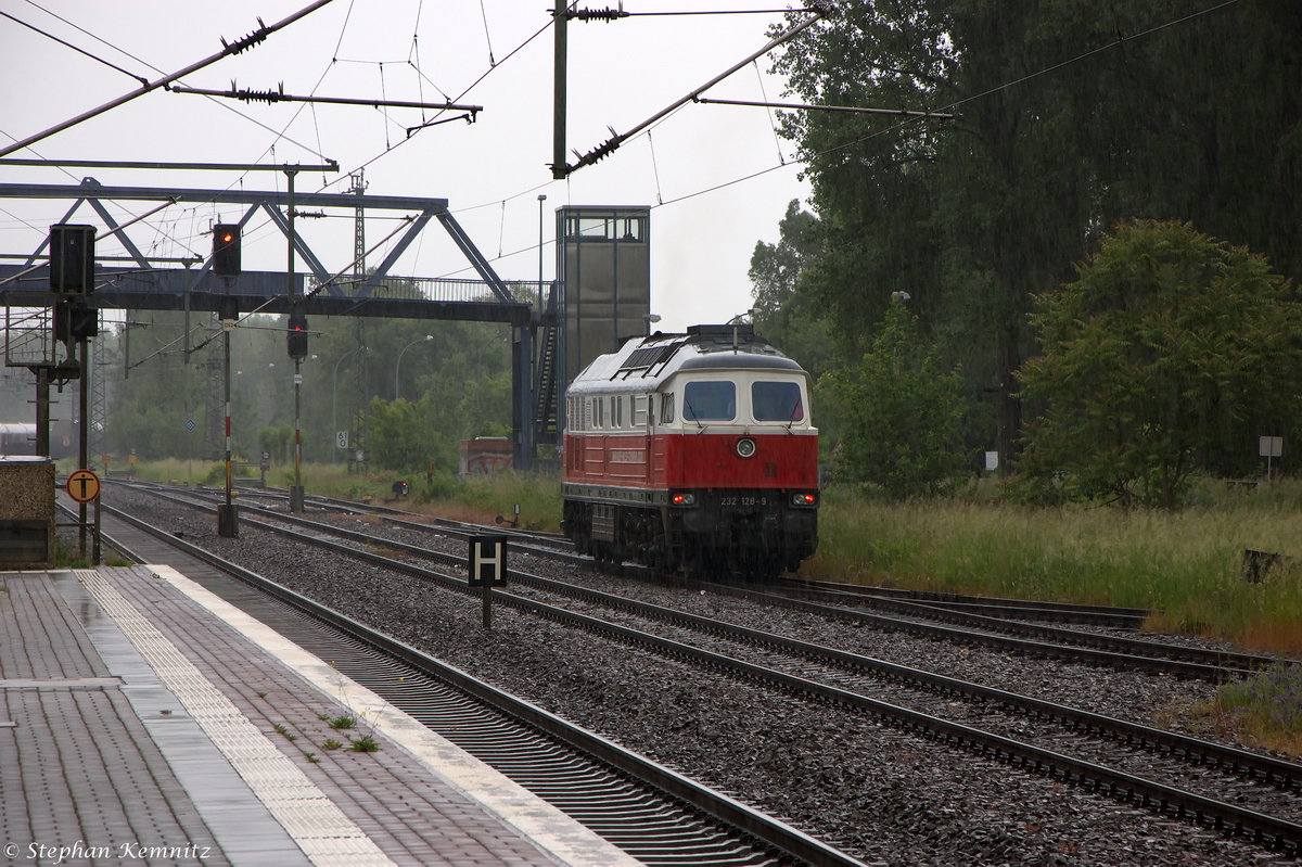 232 128-9 DB Schenker Rail Deutschland AG stand im Regen am Brandenburger Hbf und fuhr spter in Richtung Werder(Havel) weiter. 27.05.2014