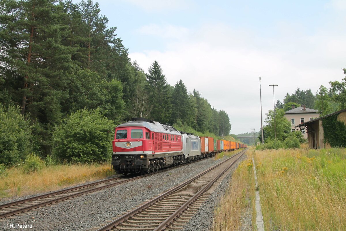232 173 und 386 022-8 und Elbtal Umleiter auf der fahrt von Cheb - Marktredwitz - Hof bei der durchfahrt in Röslau. 19.07.21