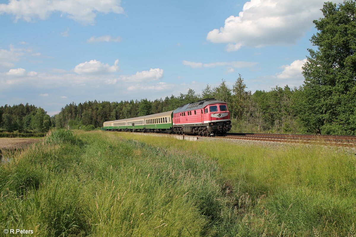 232 173 mit einer Firmen eigenen Personenwagen Überführung nach Schwandorf südlich von Wiesau. 14.06.23