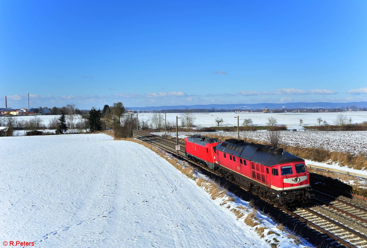 232 173 überführt die Skodalok 102 004 von München nach München Pasing bei Alteglofsheim. 13.02.21