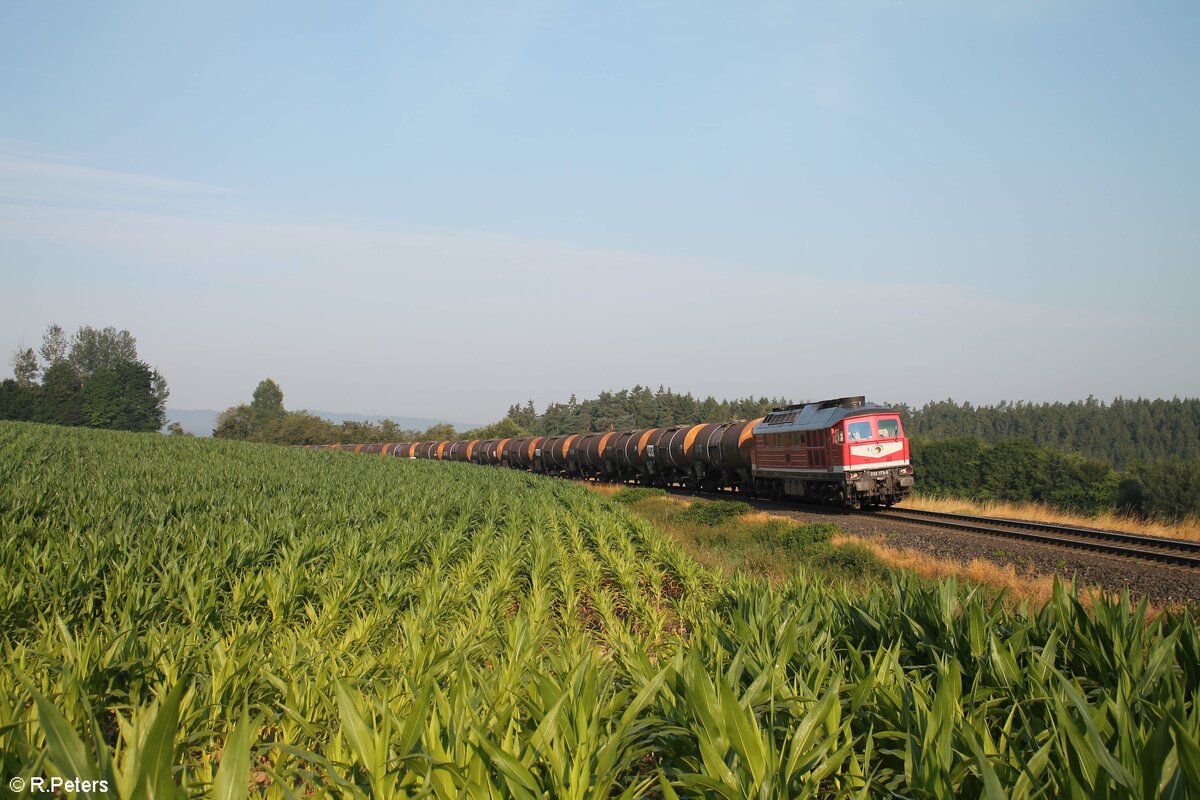 232 173 zieht mit einem Kesselzug nach Cheb bei Brand bei Marktredwitz der Morgen Sonne entgegen. 24.07.21