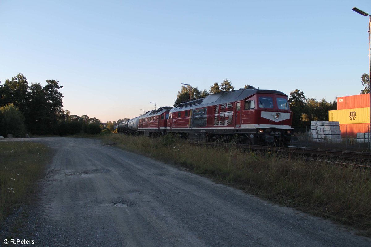 232 182 und 232 238 mit einem Kesselzug Bitterfeld - Vohburg bei der Einfahrt in Wiesau. 06.08.20