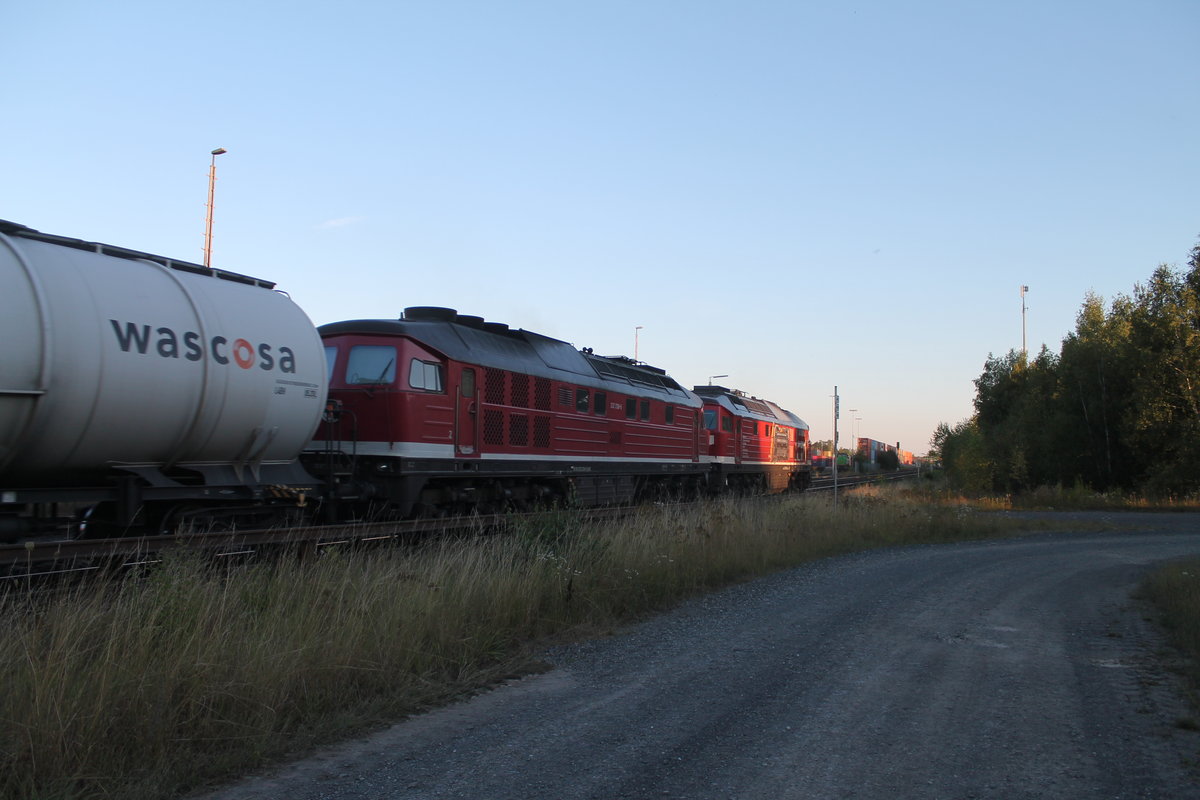 232 182 und 232 238 mit einem Kesselzug Bitterfeld - Vohburg bei der Einfahrt in Wiesau. 06.08.20