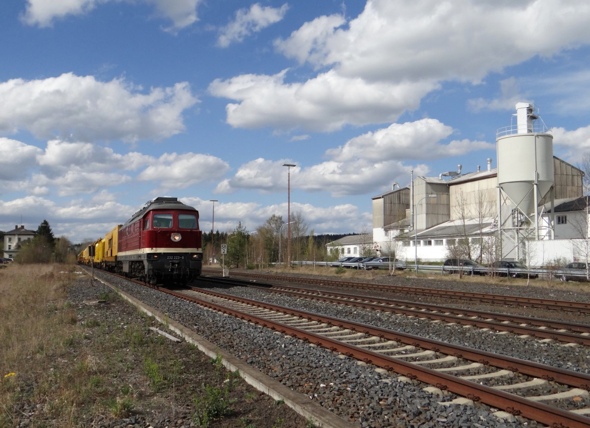 232 223 der DGT zusehen mit einem Bauzug am 08.04.14 in Wunsiedel-Holenbrunn. 
