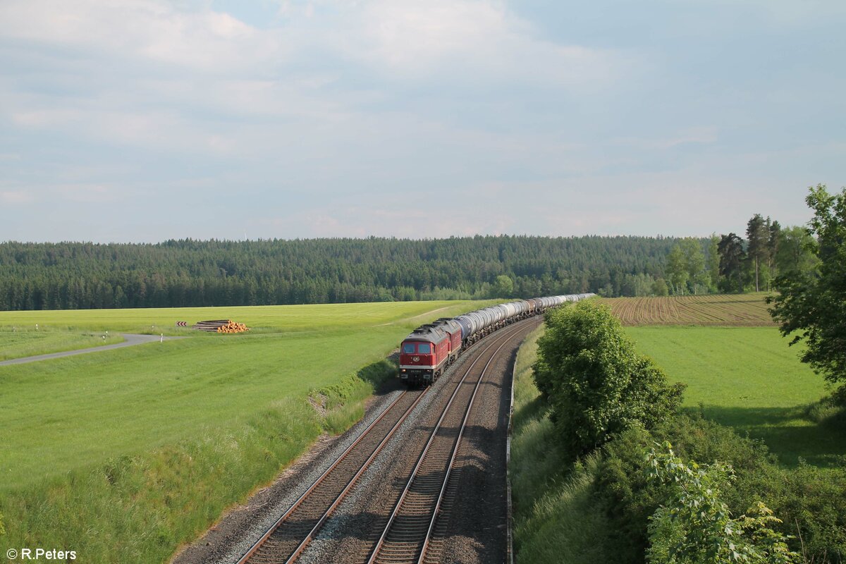 232 238 + 232 068 ziehen bei Neudes den Kesselzug vom Tanklager Marktredwitz nach Bitterfeld. 11.06.21