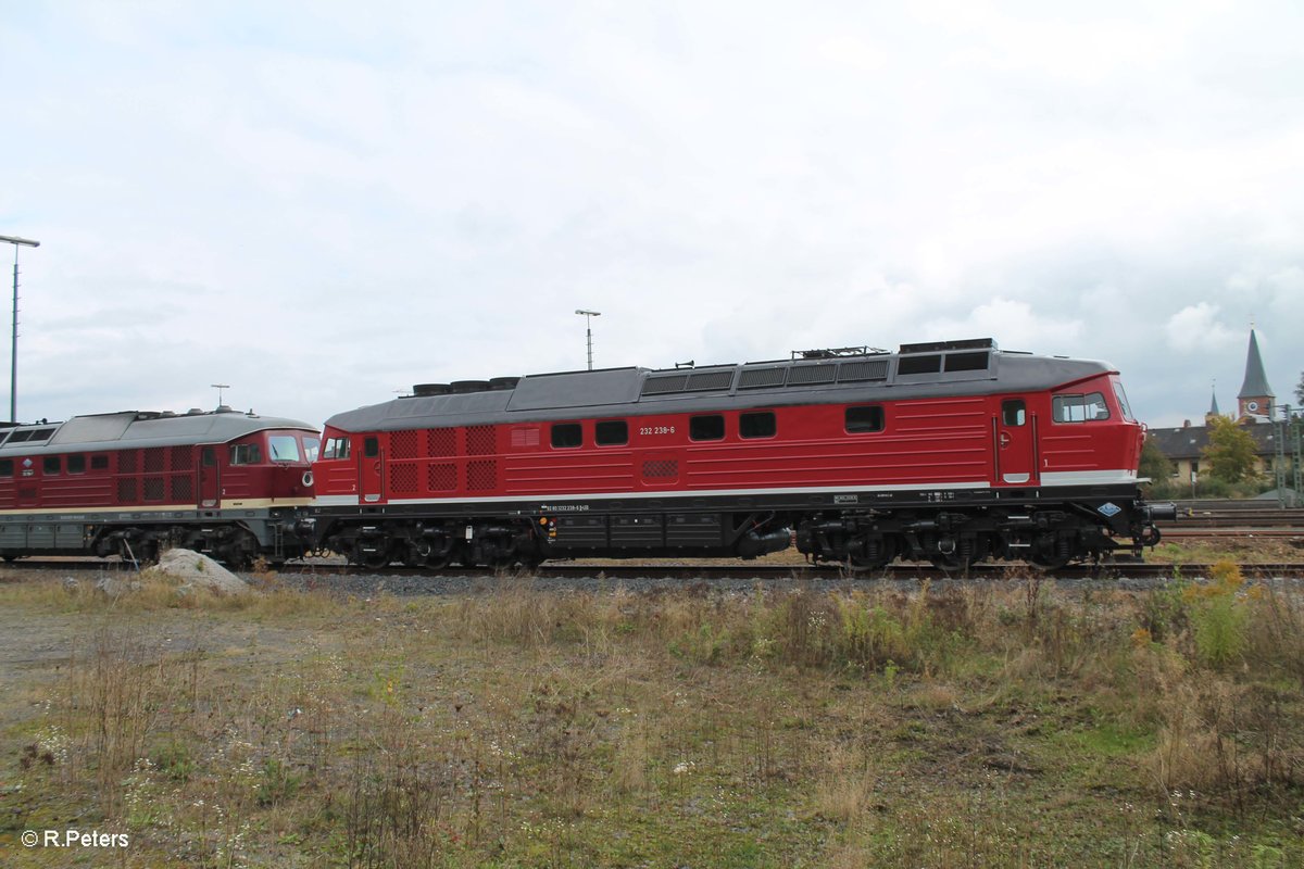 232 238 und 132 158 haben am morgens ein Kesselzug nach Marktredwitz gebracht, wärend das Lokpersonal sich ausruhe für die Rückleistung blieb Zeit für Portraiaufnahmen. 11.10.16