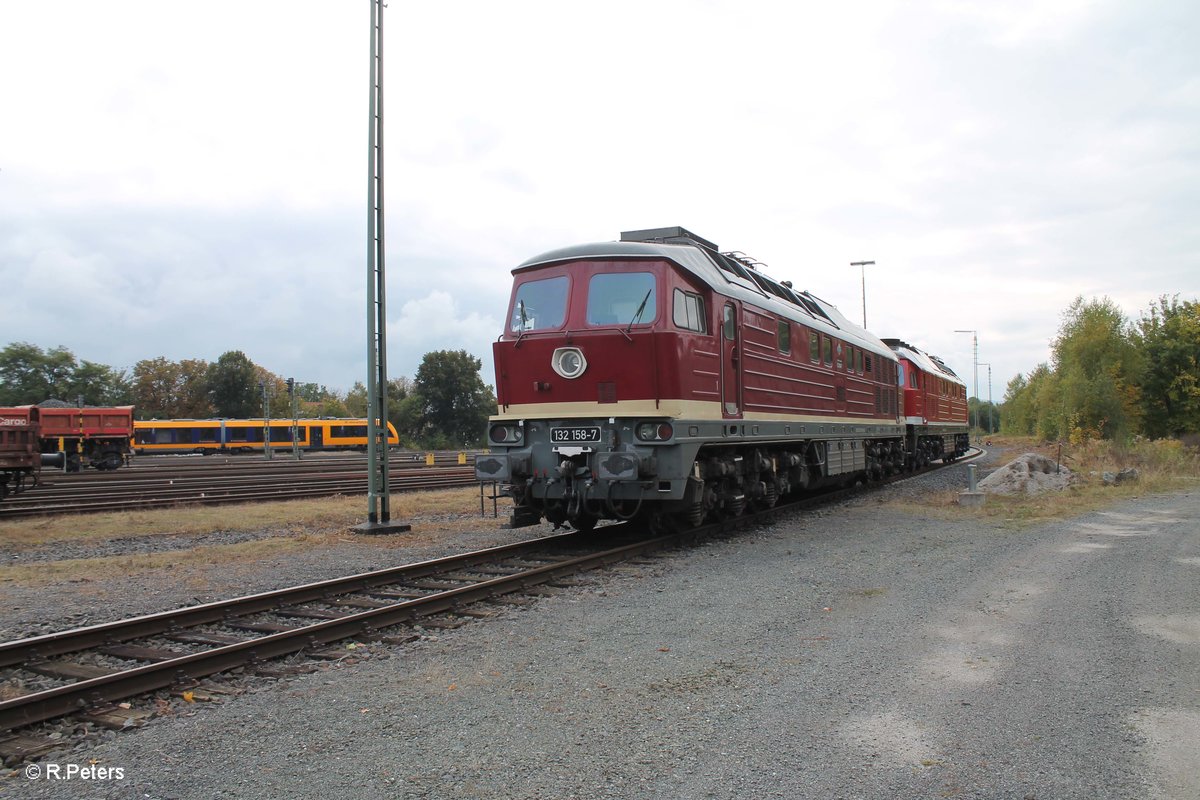 232 238 und 132 158 haben am morgens ein Kesselzug nach Marktredwitz gebracht, wärend das Lokpersonal sich ausruhe für die Rückleistung blieb Zeit für Portraiaufnahmen. 11.10.16