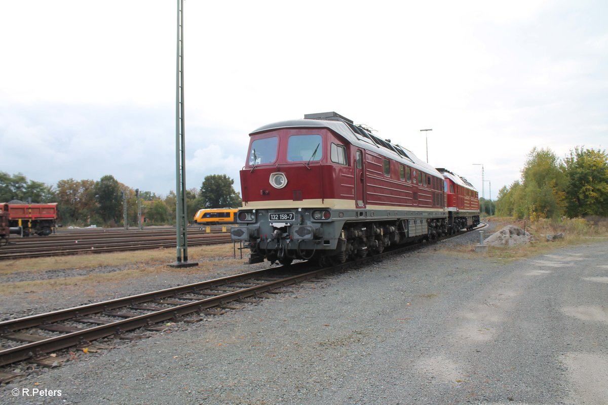 232 238 und 132 158 haben am morgens ein Kesselzug nach Marktredwitz gebracht, wärend das Lokpersonal sich ausruhe für die Rückleistung blieb Zeit für Portraiaufnahmen. 11.10.16