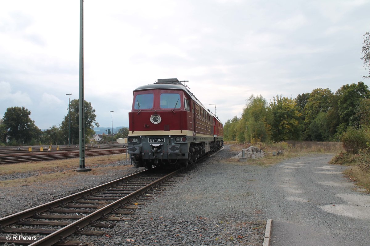 232 238 und 132 158 haben am morgens ein Kesselzug nach Marktredwitz gebracht, wärend das Lokpersonal sich ausruhe für die Rückleistung blieb Zeit für Portraiaufnahmen. 11.10.16