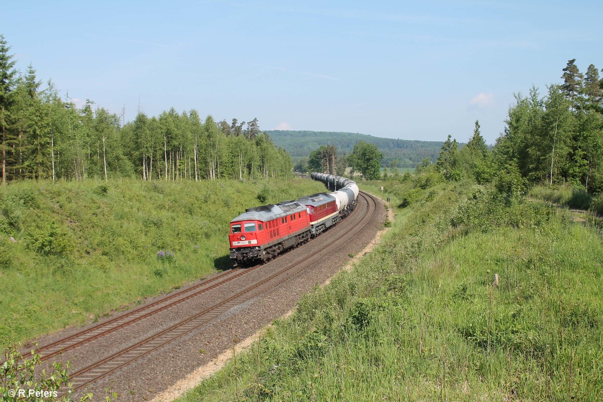 232 239-4 und 132 109-0 ziehen den Kesselzug nach Sand Niederbayern Hafen kurz vor Wiesau. 01.06.17