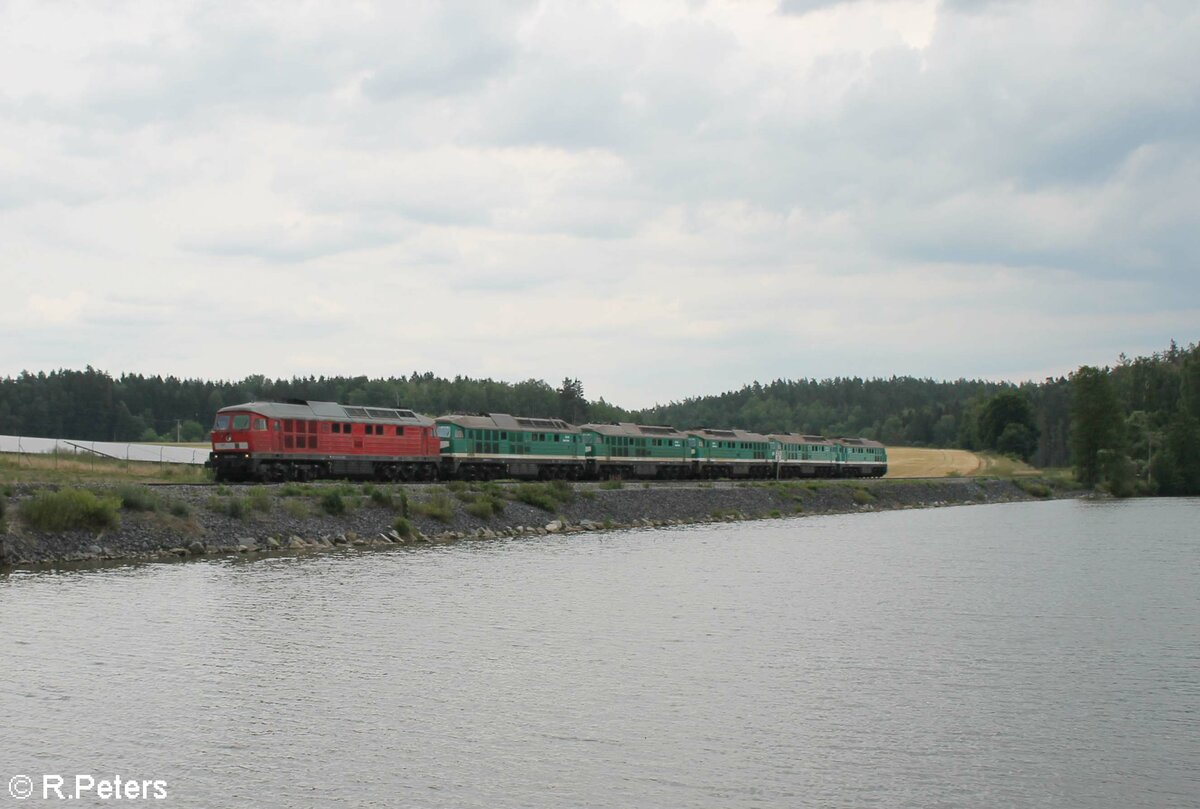 232 239 Überführt als DGS 95631 die V300 003, V300 005, V300 001, V300 002 und V300 004 von Schmirchau nach Neustadt/Donau und ziehen hier am Rechenweiher vorbei. 22.06.22