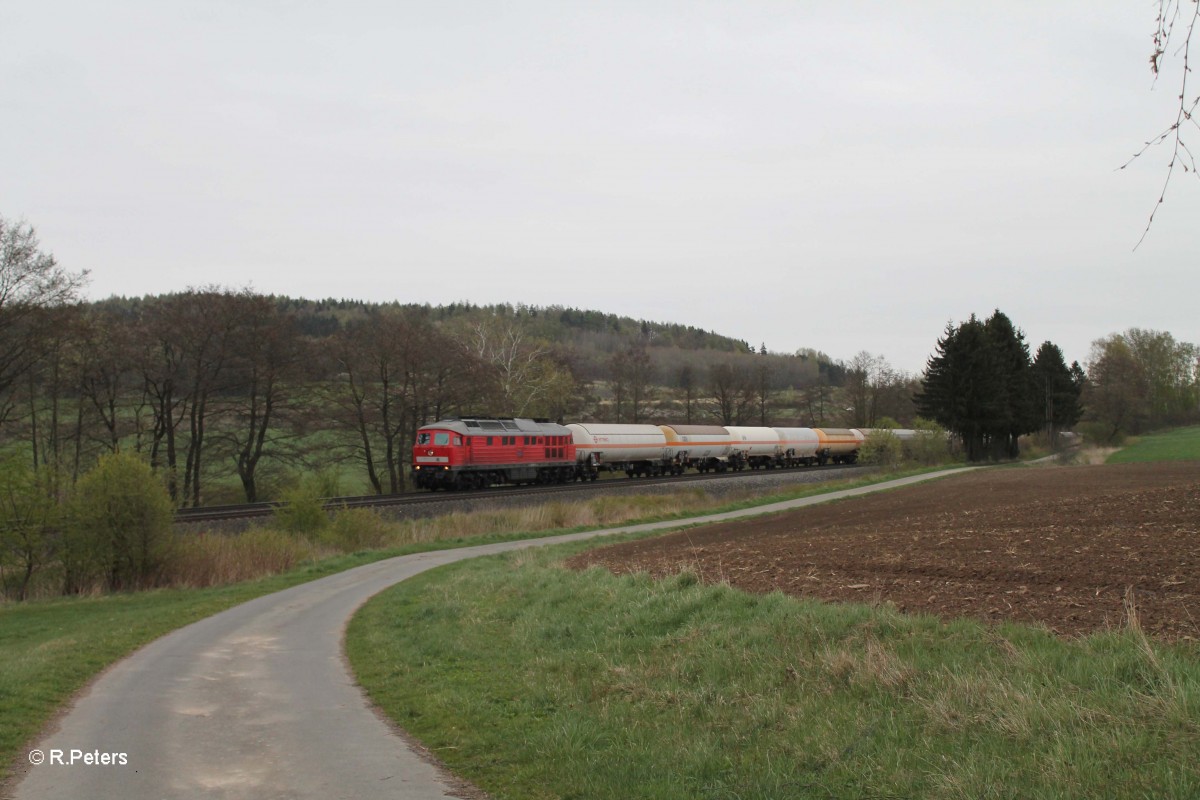 232 252-7 zieht den 51750 Nürnberg - Leipzig Engelsdorf Frankenwald Umleiter bei Lengenfeld kurz vor Marktredwitz. 15.04.14