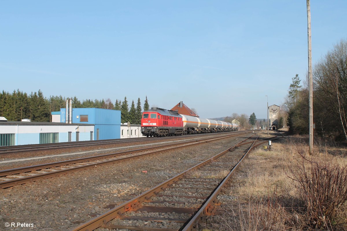 232 262-6 zieht mit einem Gaskesselzug Regensburg Ost - Cheb durch Pechbrunn. 24.03.17