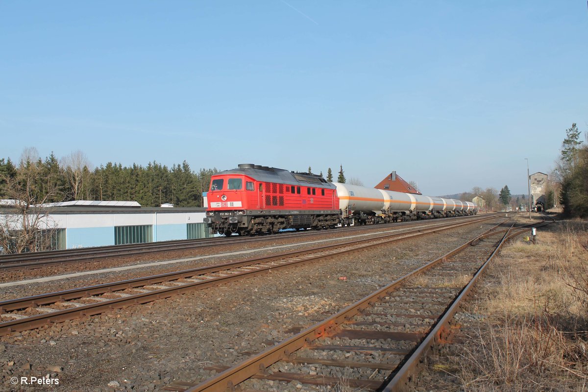 232 262-6 zieht mit einem Gaskesselzug Regensburg Ost - Cheb durch Pechbrunn. 24.03.17