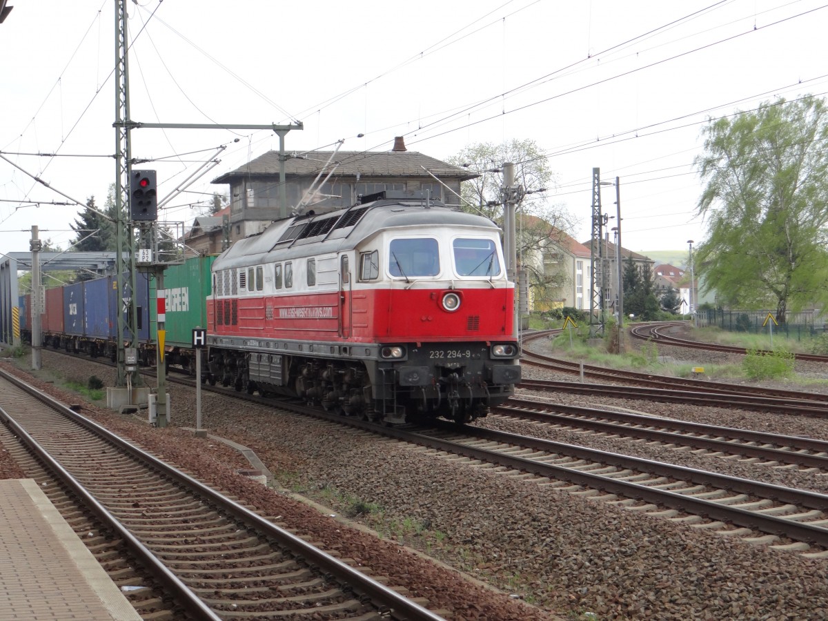 232 294 ist am 13.04.14 mit einem Containerzug in Heidenau zusehen.