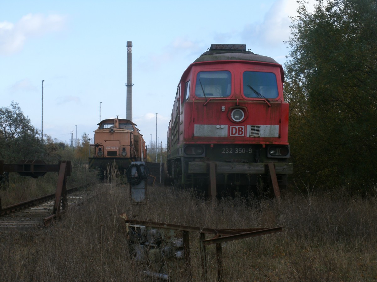232 350 neben den drei Schrott 347er,am 30.Oktober 2013,in Mukran.