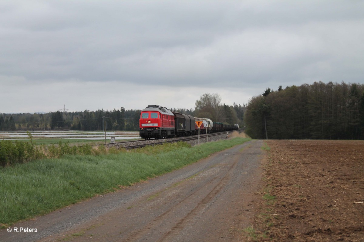 232 369-0 zieht bei Oberteich den 51744 Nürnberg - Leipzig Engelsdorf Frankenwald Umleiter bei Oberteich. 15.04.14