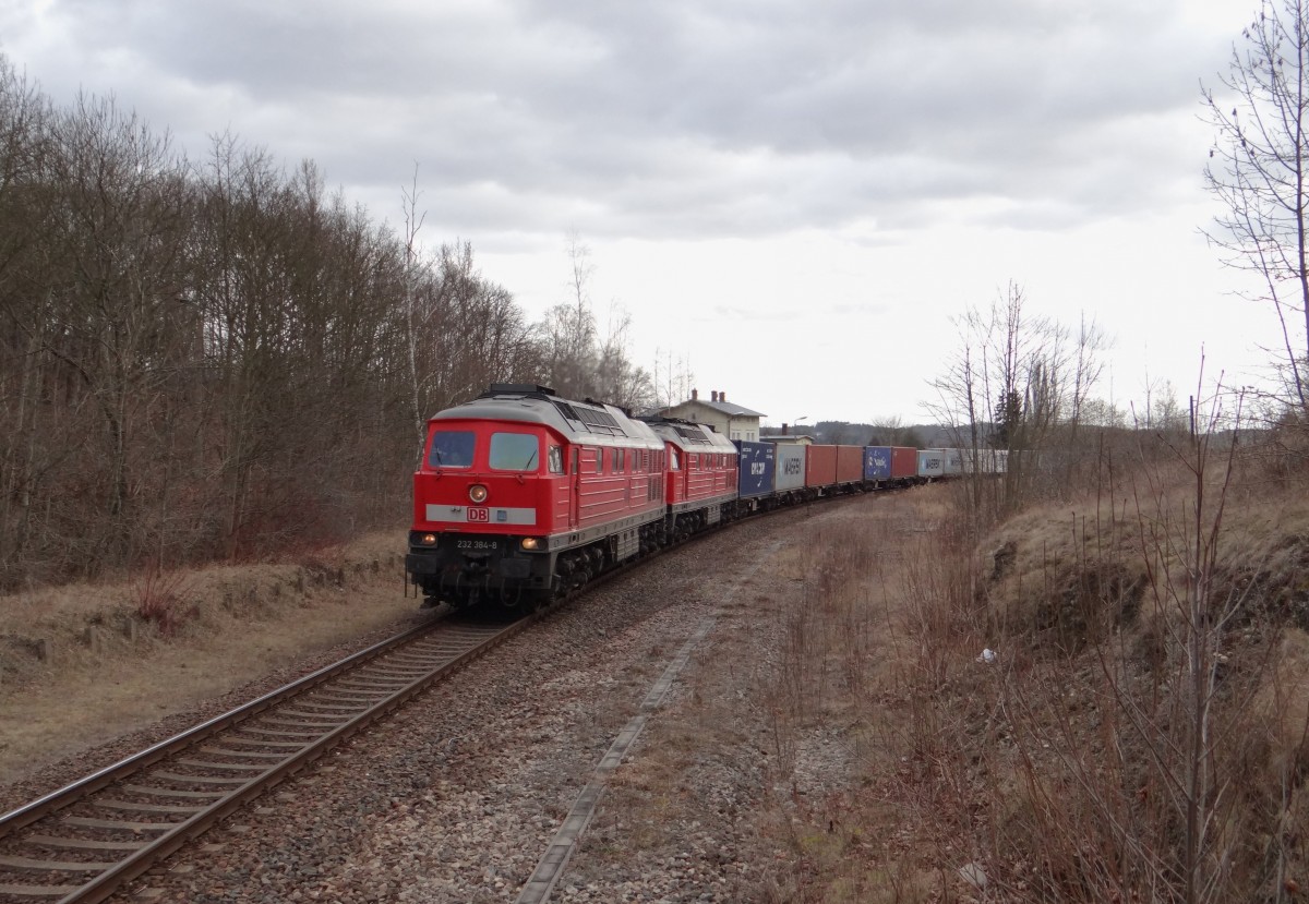 232 384 und 232 347 zusehen mit einem Elbtalumleiter am 15.03.14 in Plauen-West. 