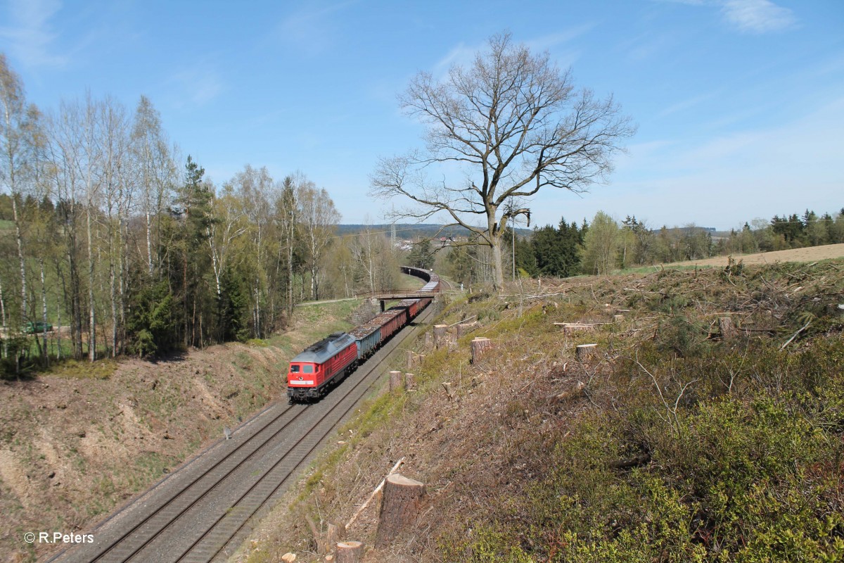 232 426 zieht den 49350 Cheb - Kehl Schrottzug bei Rithlasreuth. 17.04.14