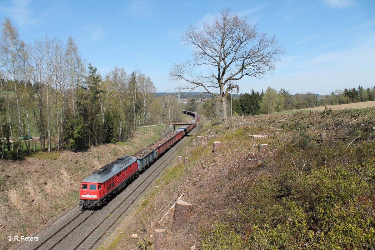 232 426 zieht den 49350 Cheb - Kehl Schrottzug bei Rithlasreuth. 17.04.14